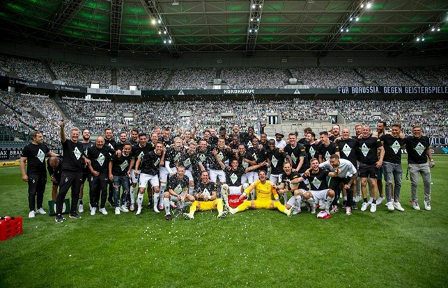 Il Borussia Monchengladbach festeggia la qualificazione in Champions League