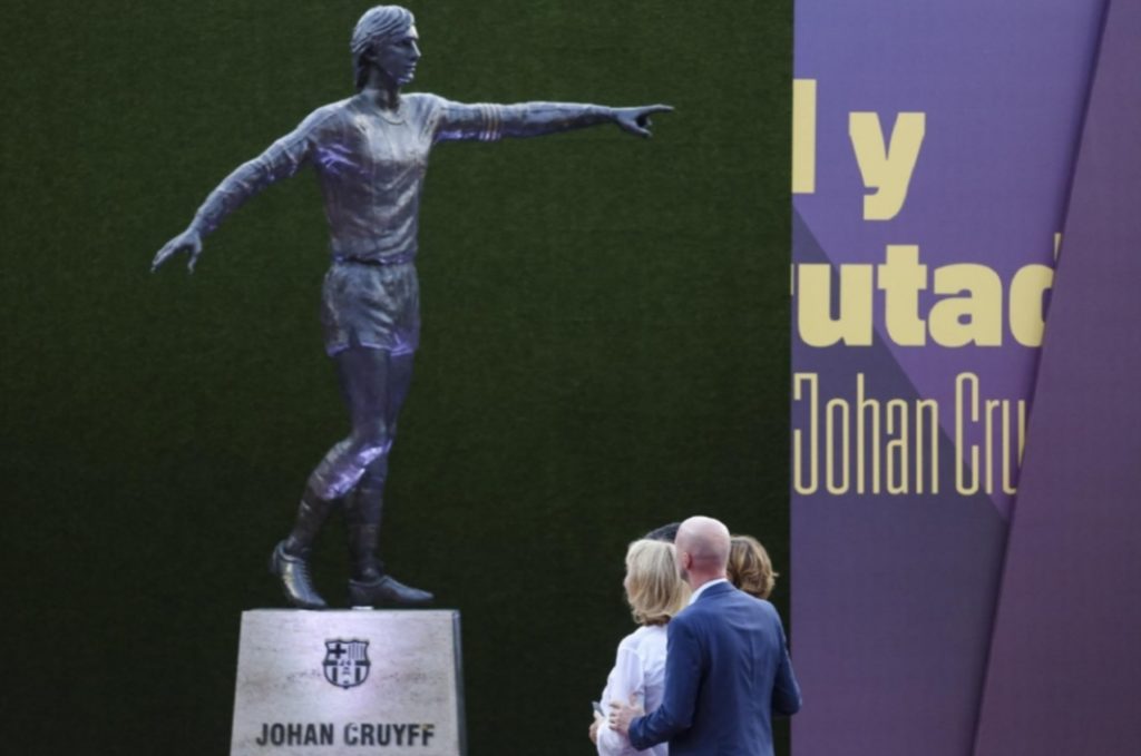 cruijff statua barcellona