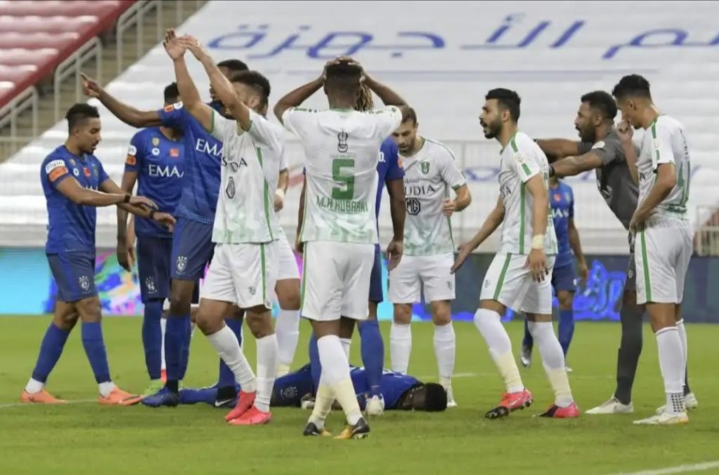 Bafétimbi Gomis a terra durante il match contro l'Al Ahli