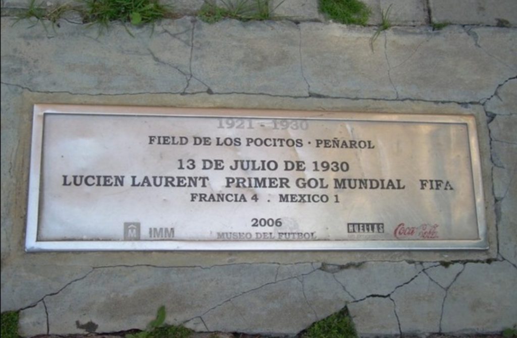 La targa commemorativa Lucien Laurent Estadio Pocitos