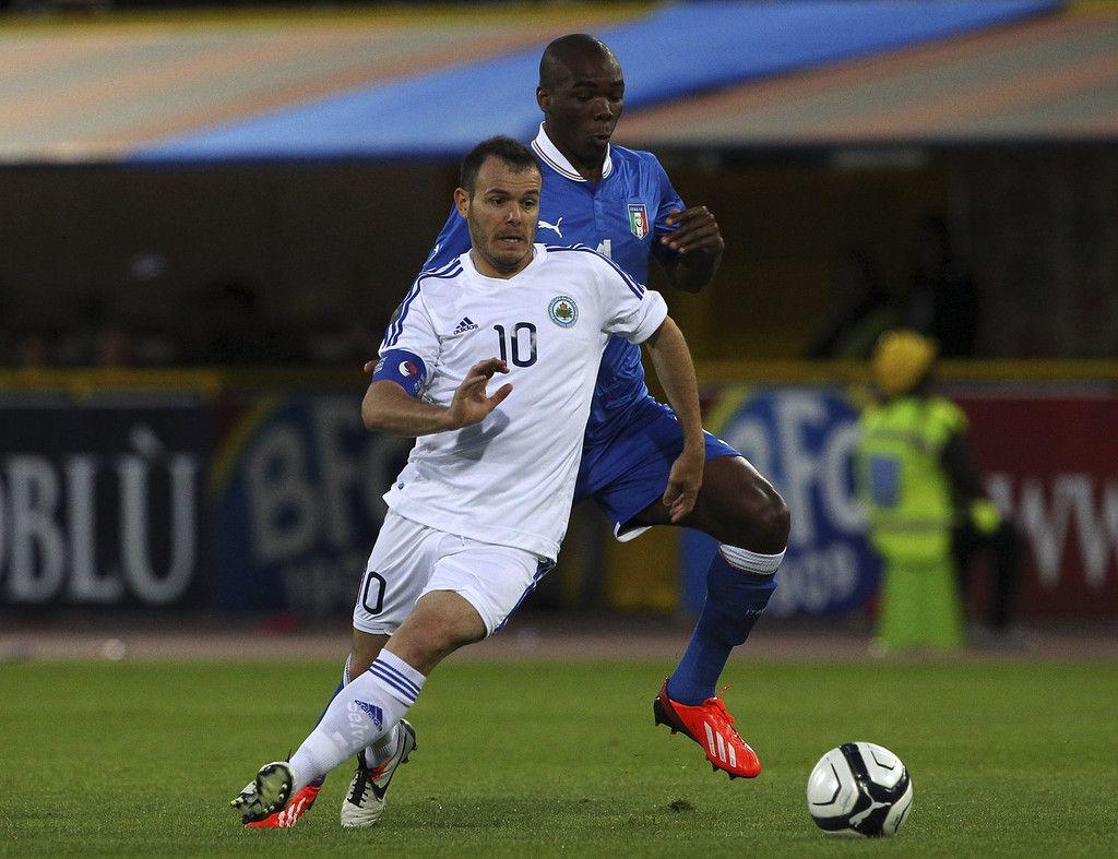 Andy Selva nella sconfitta per 4-0 contro l'Italia nel 2013, sempre con la fascia al braccio