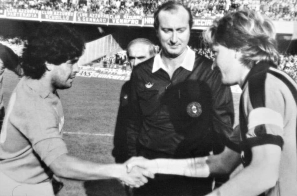 Salvatore Lombardo, con Maradona sulla sua destra, in un Napoli-Pisa del 1985/1986