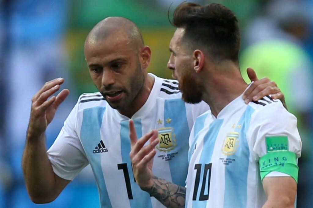 Mascherano e Messi a colloquio.