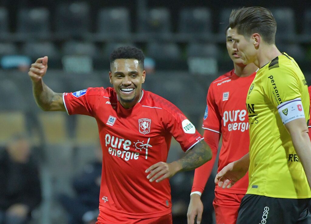 Danilo Pereira esulta con la maglia del Twente